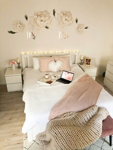 温馨卧室一角的舒适布置