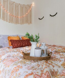 温馨卧室一角的惬意布置