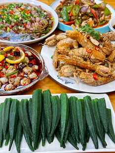 丰盛中式菜肴与秋葵摆盘