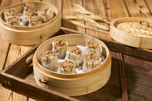 竹制蒸笼里的美味中式点心