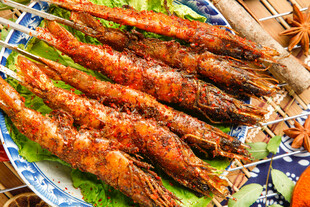 美味烤虾摆放在精致盘中