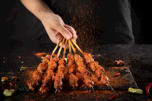 美味烤肉串诱人烤制中