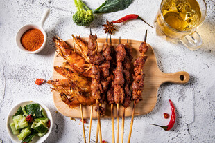 美味烤肉串搭配多样佐料