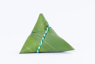 单个翠绿粽叶包裹的粽子