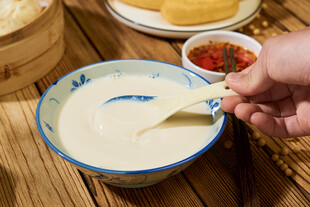 品尝美味豆浆