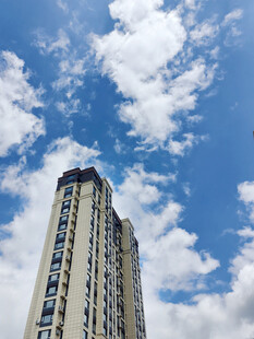 高楼矗立蓝天白云间