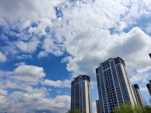 蓝天白云下的城市高楼