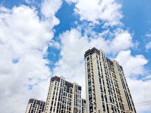 蓝天白云下的高楼大厦