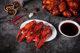 美味小龙虾搭配蘸料