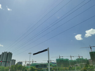 城市上空的电线与建筑景观