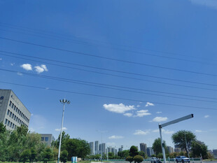 城市户外晴朗天空景象