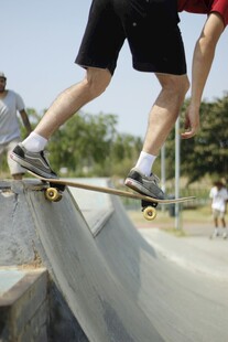 滑板者在坡道上的酷炫瞬间