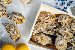 新鲜生蚝搭配柠檬