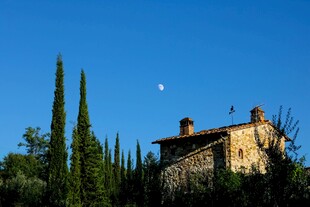 乡村月夜下的古朴房屋