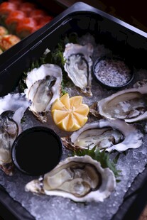 冰鲜生蚝配柠檬与蘸料