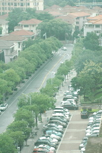 俯瞰城市街道与停车场景