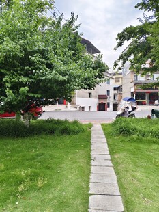 城市中静谧的绿地小径