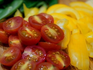 多彩新鲜番茄与彩椒切片