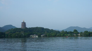 西湖畔的宝塔与山水风光