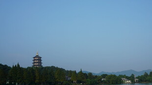 湖畔宝塔风景