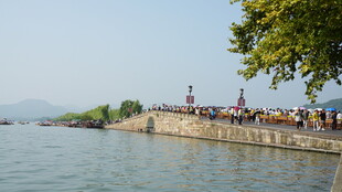 湖畔游人观景惬意时光