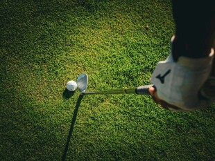 准备击球的高尔夫场景