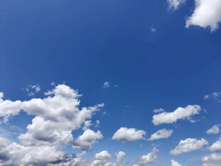 晴朗蓝天与蓬松白云