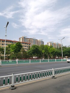 城市道路旁的建筑与护栏