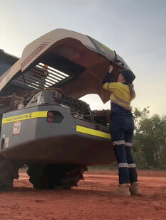 工人检修大型机械