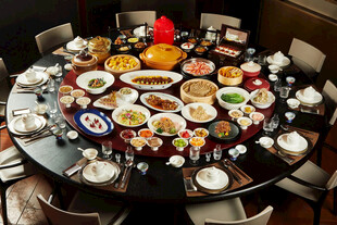 丰盛圆桌宴席美食齐聚