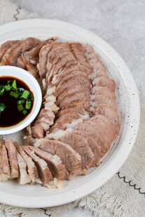 白切羊肉配蘸料
