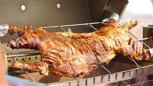 烤架上的美味烤全羊