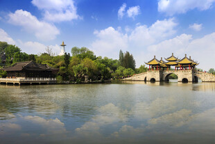 江南水乡湖畔古典建筑美景