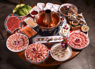 丰盛火锅食材摆满一桌