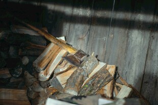 室内堆放的杂乱废旧木材