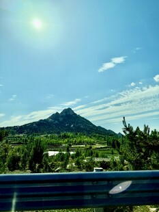 公路边的青山蓝天美景