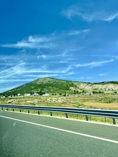 公路旁绿意盎然的山丘