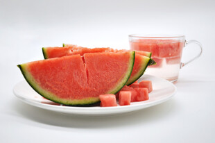 新鲜西瓜切片与西瓜汁