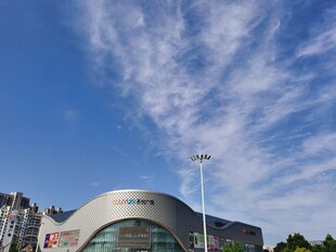 现代建筑与蓝天白云美景