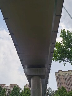 桥梁底部视角与城市景观