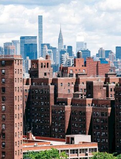 城市中错落的建筑与天际线