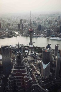 俯瞰城市与河流景观