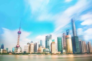 上海外滩繁华城市天际线