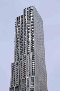 高耸入云的现代摩天大楼