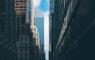 都市高楼间的天空景致