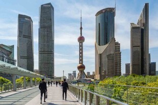 上海外滩行人与摩天大楼