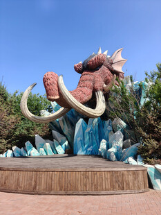 猛犸象雕塑展现史前风采