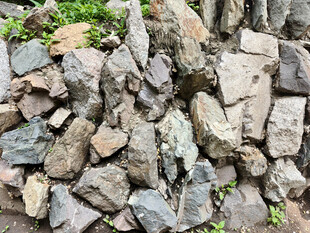 石块堆砌的自然景观