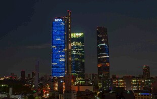 都市璀璨夜景摩天大楼