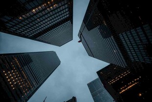 仰望城市高楼间的天空